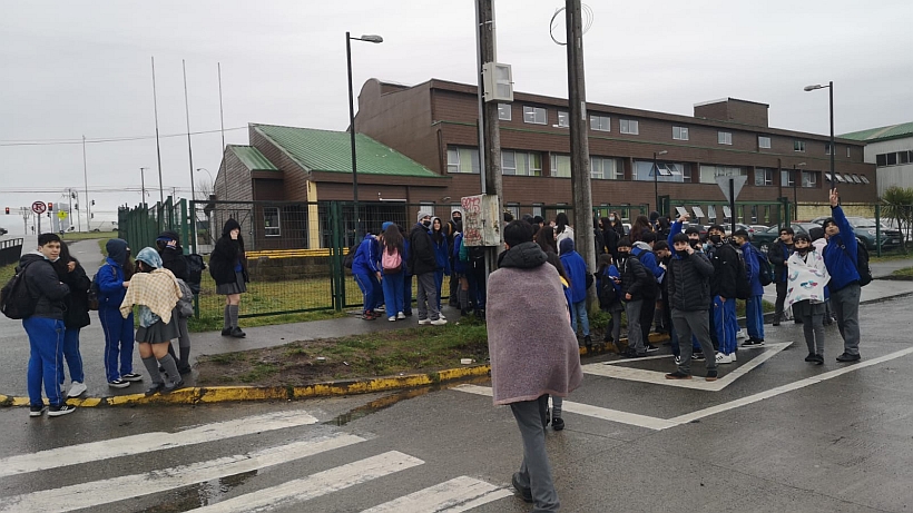Alumnos del colegio Creación de Puerto Montt se manifestaron por caso de violencia escolar Alumnos del colegio Creación de Puerto Montt se manifestaron por caso de violencia escolar