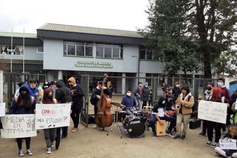 Estudiantes del Colegio de Música Juan Sebastián Bach de Valdivia iniciaron toma indefinida del recinto Estudiantes del Colegio de Música Juan Sebastián Bach de Valdivia iniciaron toma indefinida del recinto