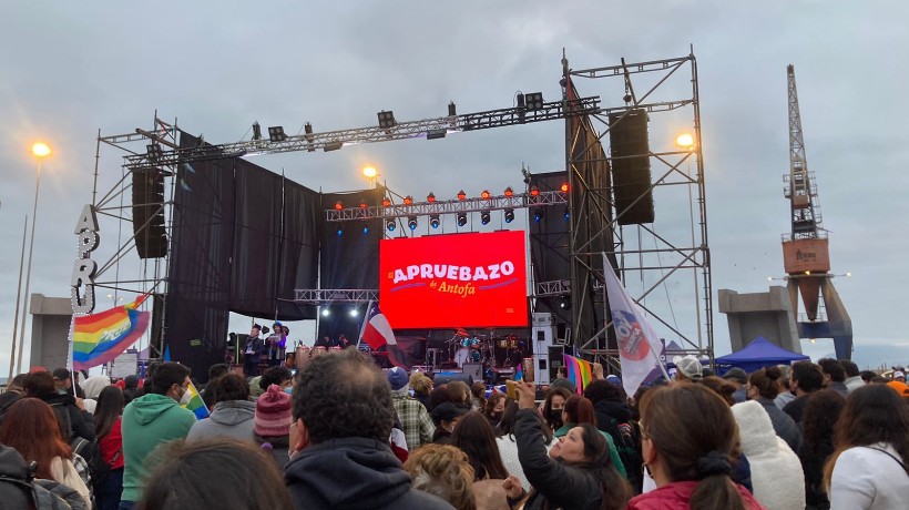 Con artistas regionales y nacionales se desarrolla ‘Apruebazo’ en Antofagasta
