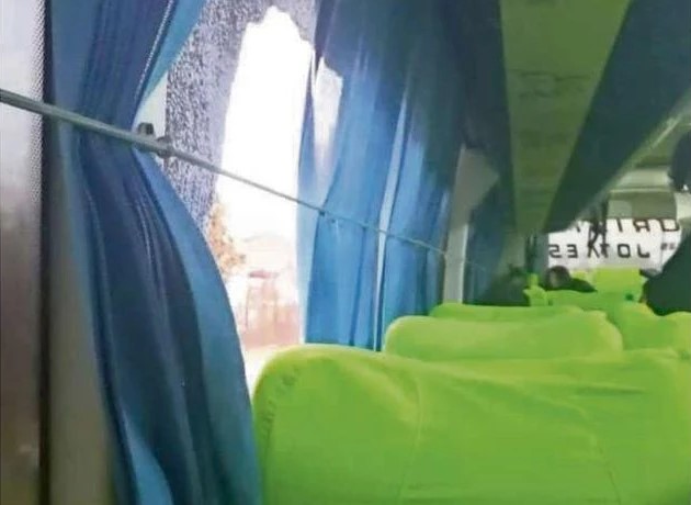 Apedrean bus escolar que transportaba 43 alumnos a San Nicolás Apedrean bus escolar que transportaba 43 alumnos a San Nicolás