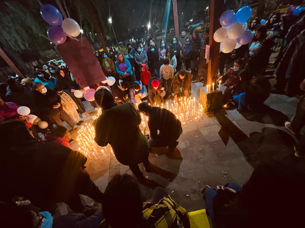 Futrono: Realizaron velatón en memoria de joven madre víctima de femicidio