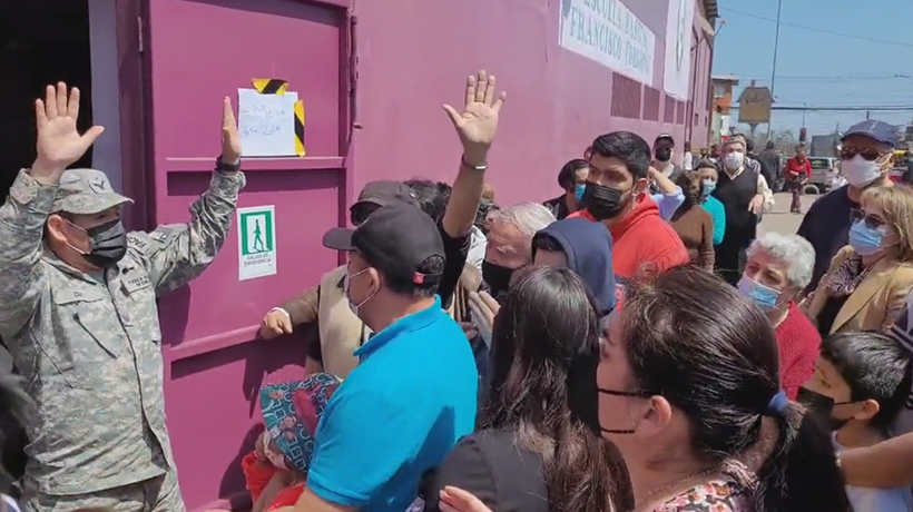 Se habilitó una segunda entrada en la Escuela Básica Francisco Forgione en Iquique tras aglomeración de votantes