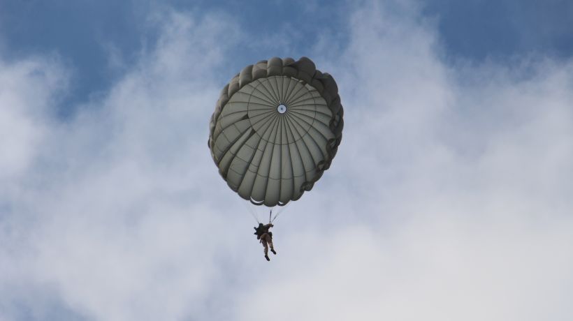 Efectivos del Ejército realizan hoy salto en paracaídas y desembarco en Cavancha
