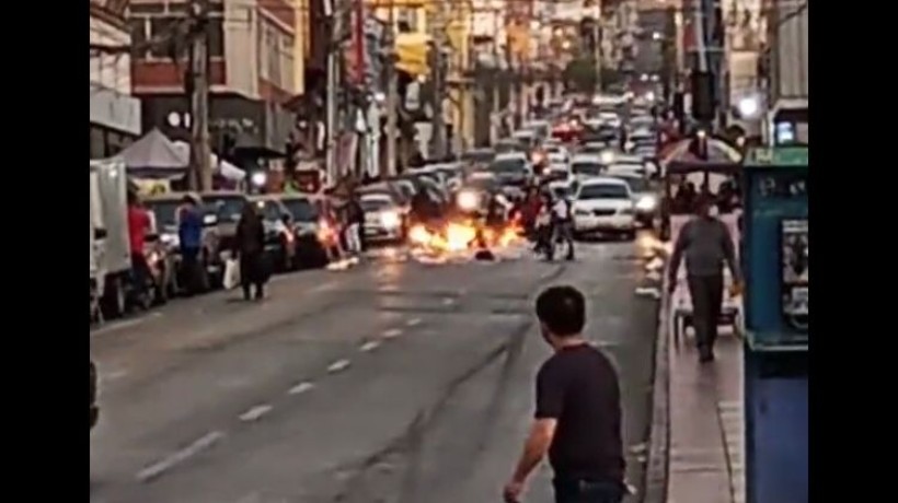 Encapuchados levantan barricadas en diferentes intersecciones del centro de Antofagasta