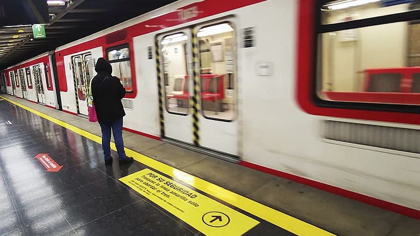 Barricadas y cierre de estaciones de Metro en el centro de Santiago marcan jornada Barricadas y cierre de estaciones de Metro en el centro de Santiago marcan jornada