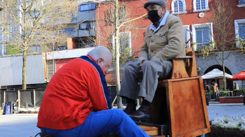 Conoce la historia del primer cliente de los lustrabotas de Concepción tras la apertura de la plaza