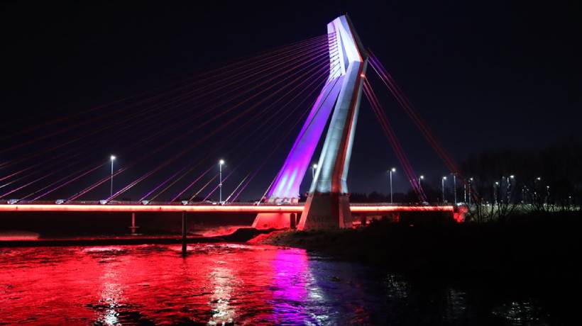Puente Treng Treng Kay Kay es iluminado con los colores de la bandera chilena durante Fiestas Patrias