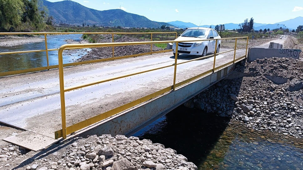 Puente mecano provisorio fue instalado en río Aconcagua para unir La Calera con Artificio