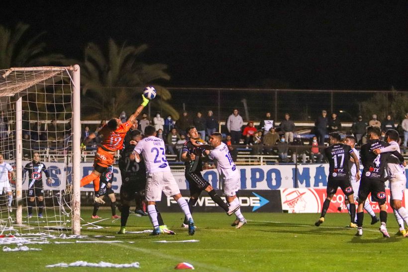 El Velero ganó por 2-0 a Santa Cruz y quedó en el quinto lugar de la tabla de la Primera B