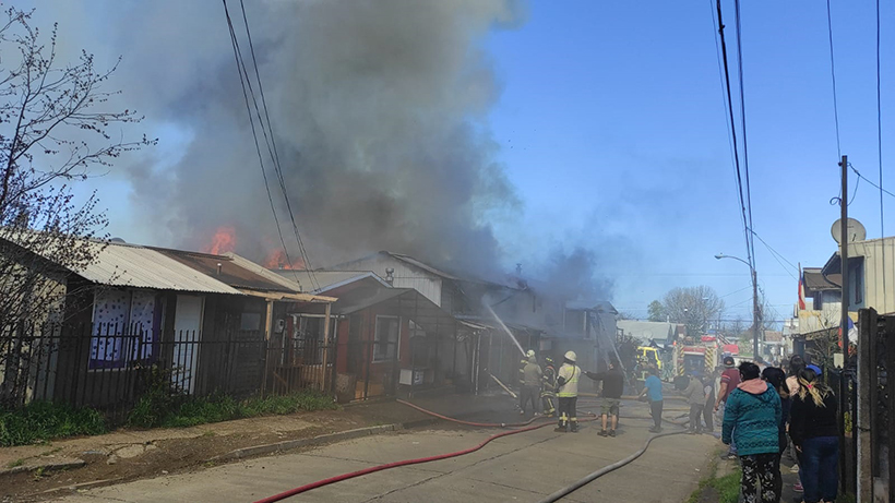 Incendio destruyó dos viviendas en sector Rahue Alto de Osorno Incendio destruyó dos viviendas en sector Rahue Alto de Osorno