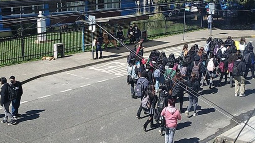 Estudiantes del Liceo Carmela Carvajal de Osorno realizan manifestación por el sector centro de Osorno