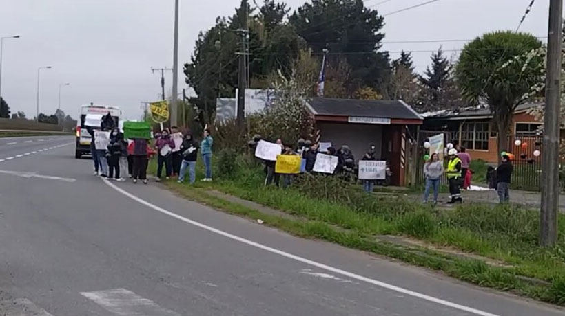 Acusan abandono de autoridades: ex docentes de escuela Julio Mohr Schüler de San Pablo se manifestaron en Ruta 5 Acusan abandono de autoridades: ex docentes de escuela Julio Mohr Schüler de San Pablo se manifestaron en Ruta 5