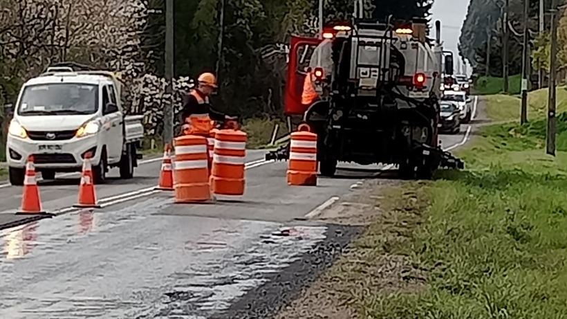 Realizan trabajos de mejoramiento en tramos del camino Las Quemas de Osorno Realizan trabajos de mejoramiento en tramos del camino Las Quemas de Osorno