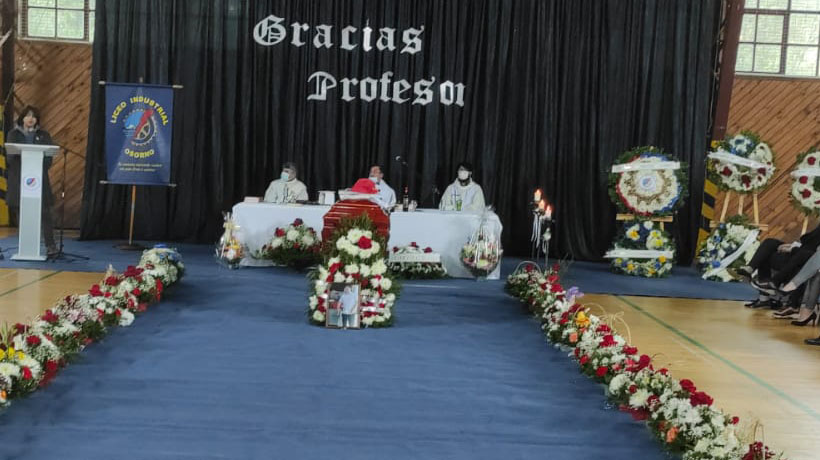 Alumnos y familiares despidieron en emotiva ceremonia a destacado profesor osornino Alumnos y familiares despidieron en emotiva ceremonia a destacado profesor osornino