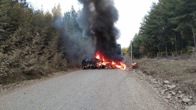 Ataque incendiario en Mulchén dejó a dos camiones y una maquinaria destruidos