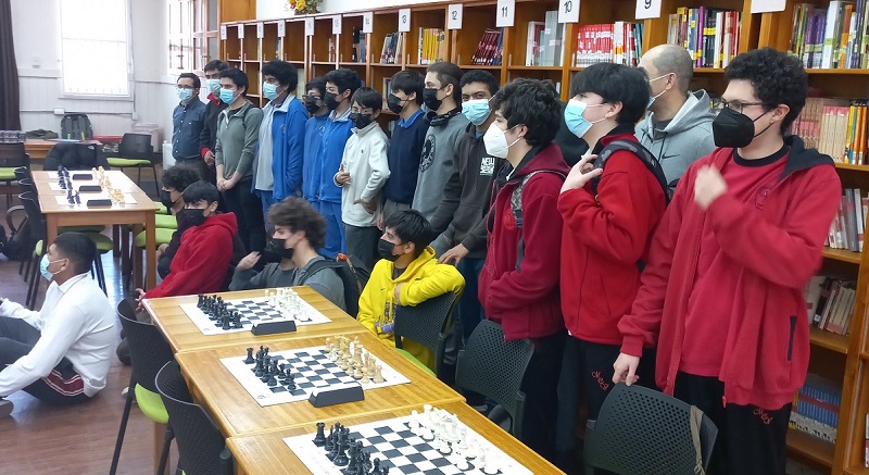 Estudiantes de enseñanza media juegan torneo de ajedrez por equipos en Valdivia