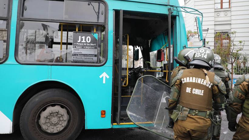 Dos adolescentes y un adulto detenidos por desórdenes en cercanías del Liceo de Aplicación: Bus del transporte público fue incendiado