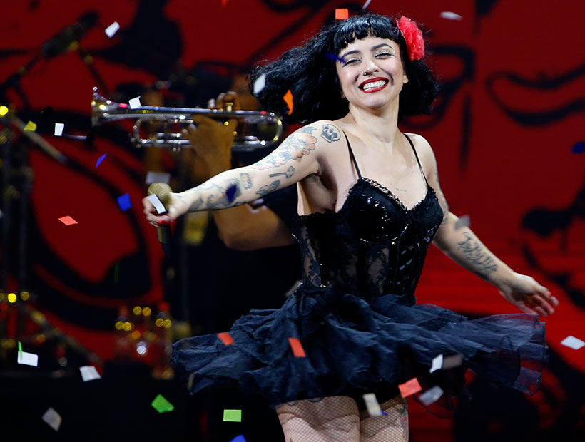 Mon Laferte figura junto a activistas y líderes sociales en documentos reservados de Defensa de México