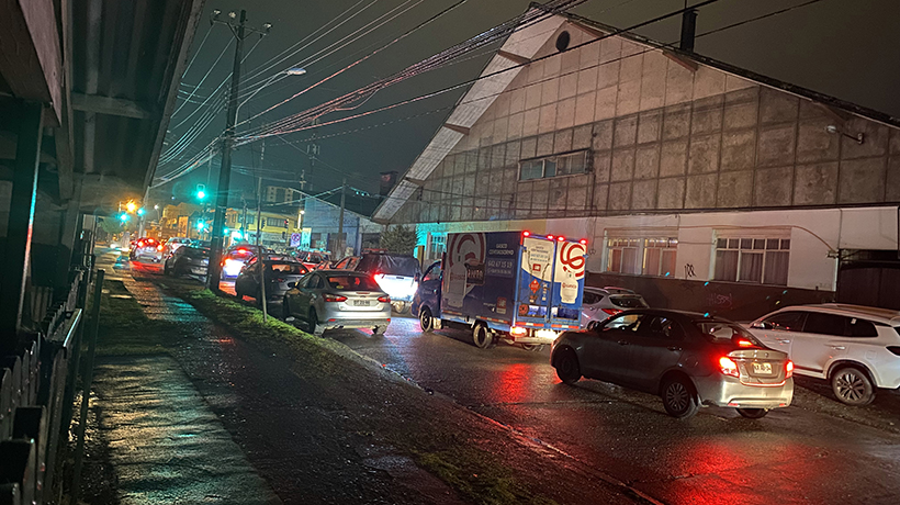 Vecinos acusan inseguridad y riesgo de caídas por fallas en luminarias en distintos puntos de Osorno