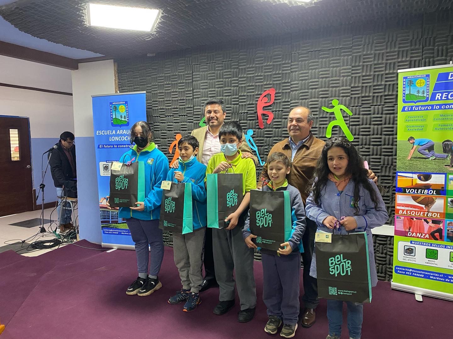 Estudiantes de escuela de Loncoche son beneficiados con 58 zapatos deportivos