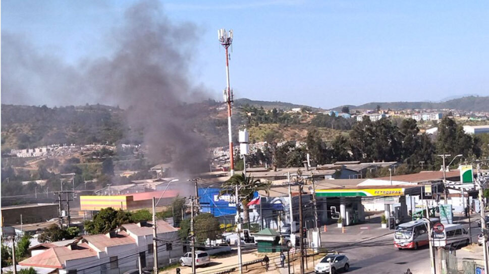 Incendio afectó a dos bodegas en Quilpué Incendio afectó a dos bodegas en Quilpué