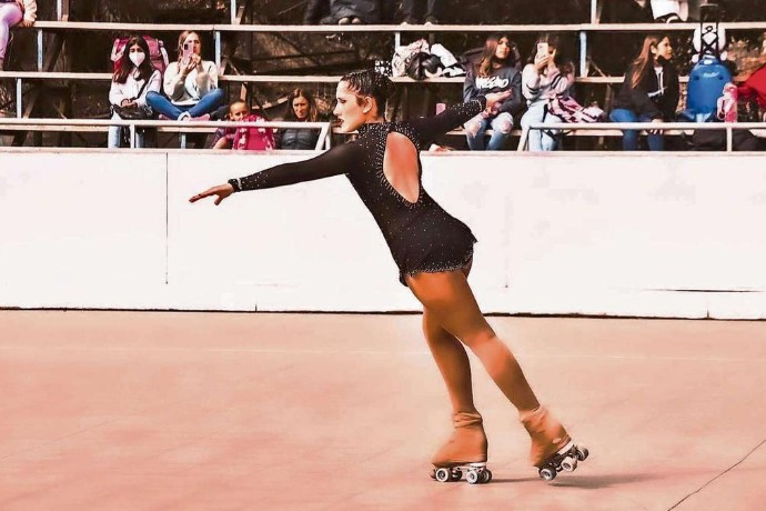 Patinadora chillaneja construye gimnasio para el talento local junto a su padre