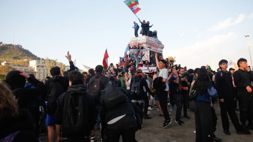 18-O: Carabineros dispersa a manifestantes de Plaza Italia y se mantienen desórdenes en distintas zonas de Santiago