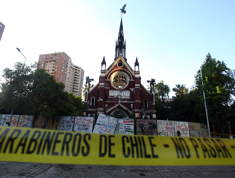 Será remodelada tras ser quemada en el estallido social: Carabineros traspasará Iglesia San Borja al Fisco