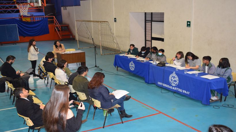 Tres colegios de Iquique son finalistas en torneo de debate interescolar