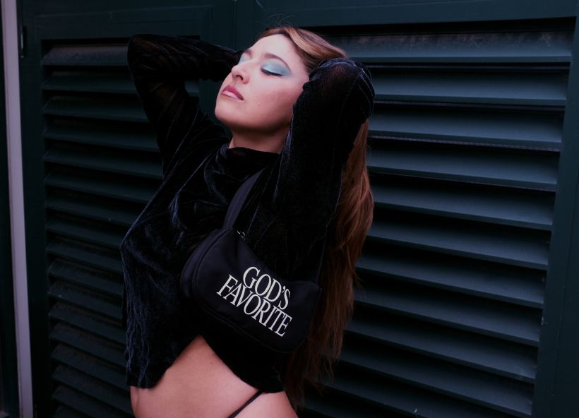Puertovarina retrata sus días como stripper en novela autobiográfica