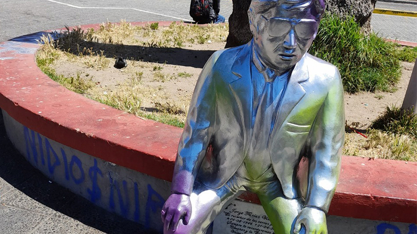 Municipio de Valparaíso se querelló por los rayados contra la estatua de Jorge Farías