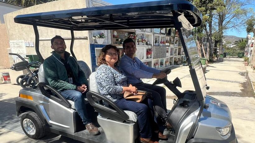 ¡Novedosa adquisición! Cementerio de Casablanca implementa vehículo para transportar personas con movilidad reducida