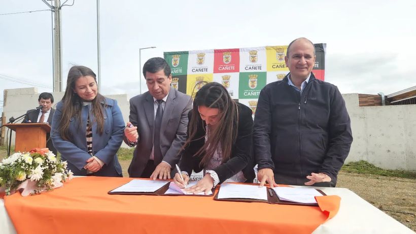 Firman acuerdo de entrega de terreno para futura oficina del Registro Civil en Cañete