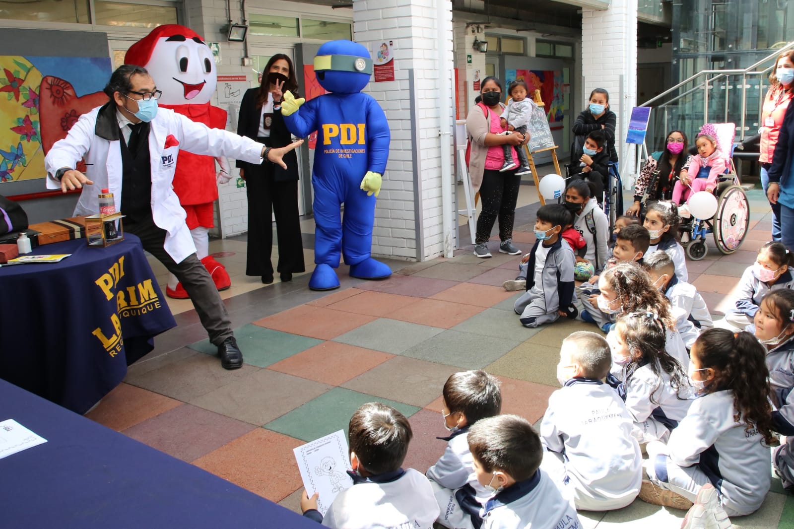 Laboratorio de Criminalística de la PDI Iquique compartió con los niños de la Teletón