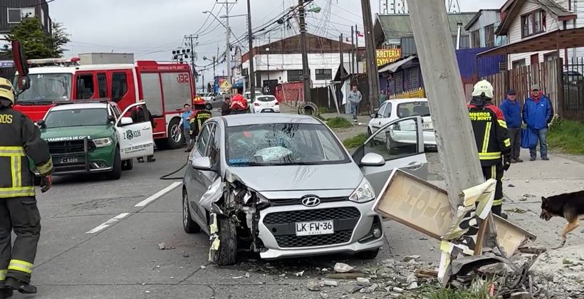 Un auto se estrelló contra poste de luz en Puerto Montt y dejó a dos ...