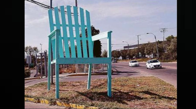¿Quién colocó la silla gigante de color calipso que está en avenida Agua Santa?: intervención urbana es un misterio