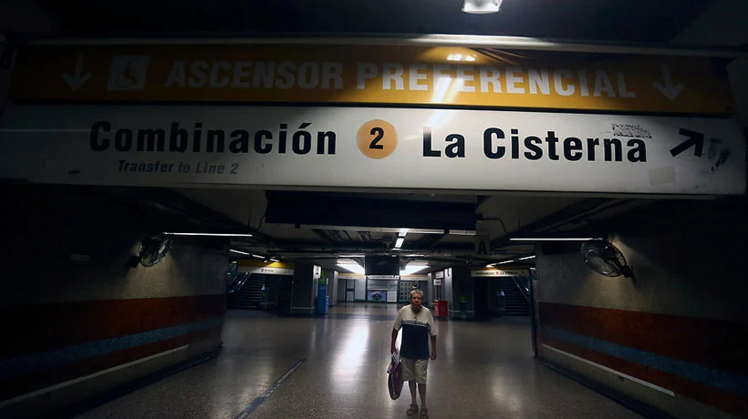 Metro debió suspender servicio de Línea 2 entre Cementerios y Vespucio Norte por persona en la vía