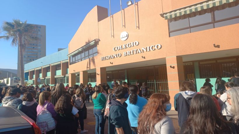 [VIDEO] Apoderados y estudiantes realizan manifestación en las afueras del Colegio Hispano Británico de Iquique: funcionarios se mantienen en huelga legal