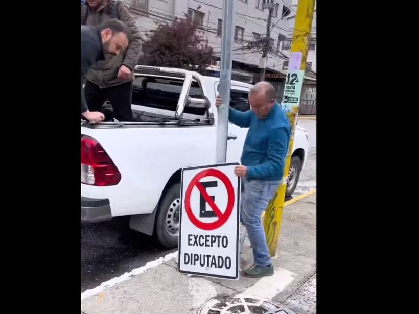 Diputado Bernales denuncia reserva de estacionamiento de otro parlamentario en pleno centro de Puerto Montt