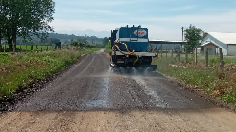 Dan inicio a la aplicación de matapolvo en más de 470 kilómetros de caminos de Ñuble