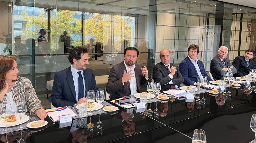 Gobernador Crisóstomo expuso las oportunidades de inversión que hay en Ñuble durante su visita a España