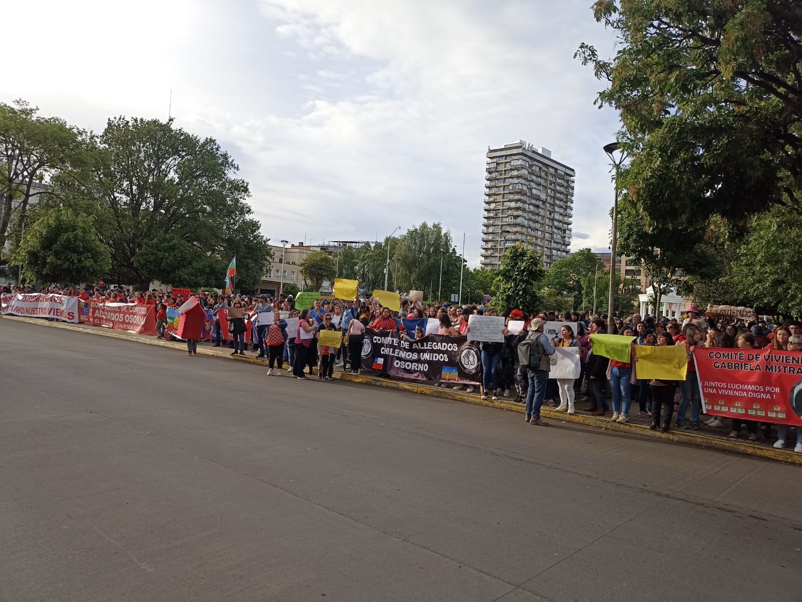 Comités de allegados protestan en plaza de Armas de Osorno