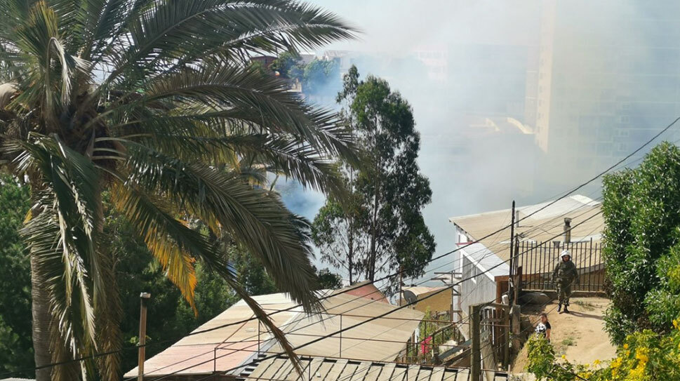 Complejo incendio en quebrada en sector de Nueva Aurora en Viña del Mar activó amplio operativo