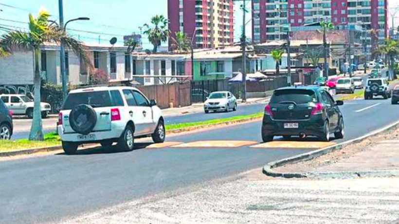 Instalan reductores de velocidad en Gómez Carreño en Iquique