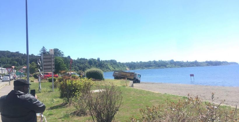 Camión de carga quedó al borde del Lago Llanquihue en Frutillar Camión de carga quedó al borde del Lago Llanquihue en Frutillar