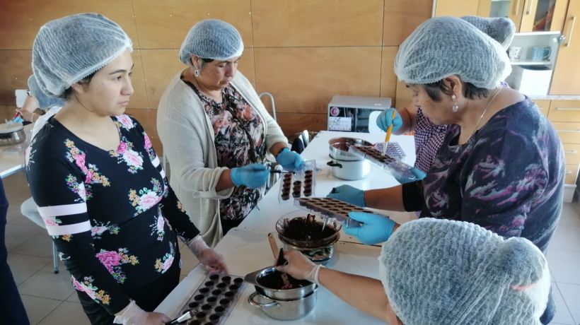 Jefas de hogar participaron taller de elaboración de chocolates caseros en Maullín