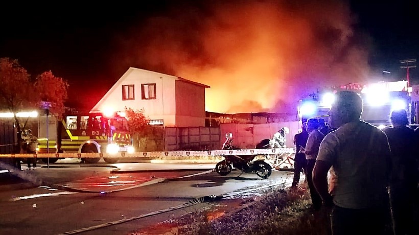 Investigan incendio en aparcadero de buses en Chillán Investigan incendio en aparcadero de buses en Chillán