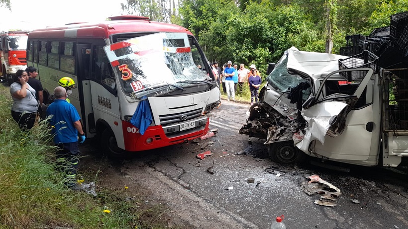 Colisión de micro y camión deja una víctima fatal en ruta Padre Las Casas-Cunco