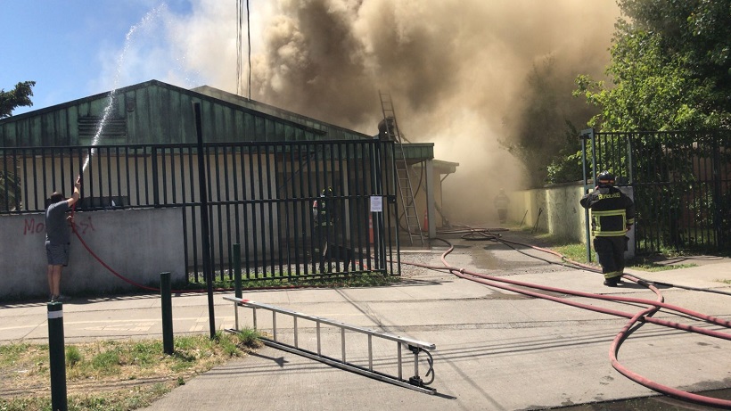 Voraz incendio afecta al Cesfam de Pueblo Nuevo