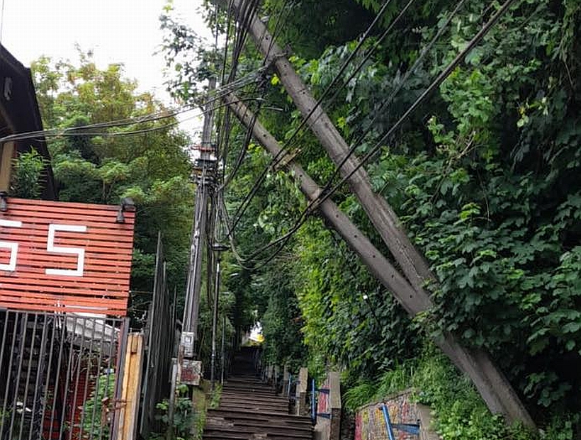 Cierran escalera de calle Rancagua en Puerto Montt por riesgo de caída de poste